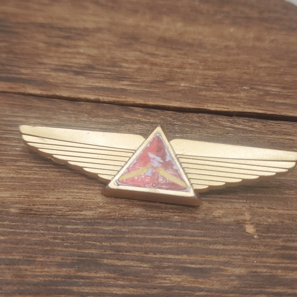 B644 delta airlines‎ vintage brooch pin